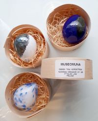 Munia ja pakkaus, eggs with a package